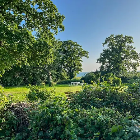 בית נופש Historic Charm By The Sea In הסלה